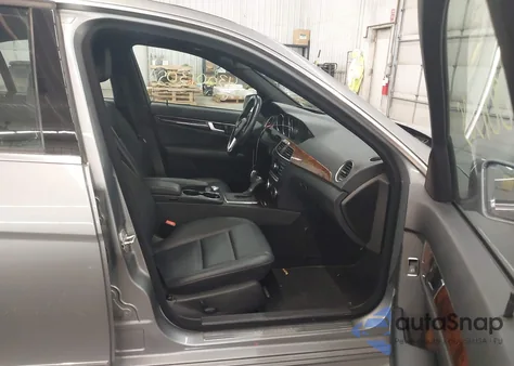 2013 Mercedes-Benz C 300 Sport 4Matic z USA, uszkodzony, nr VIN WDDGF8AB1DR267313